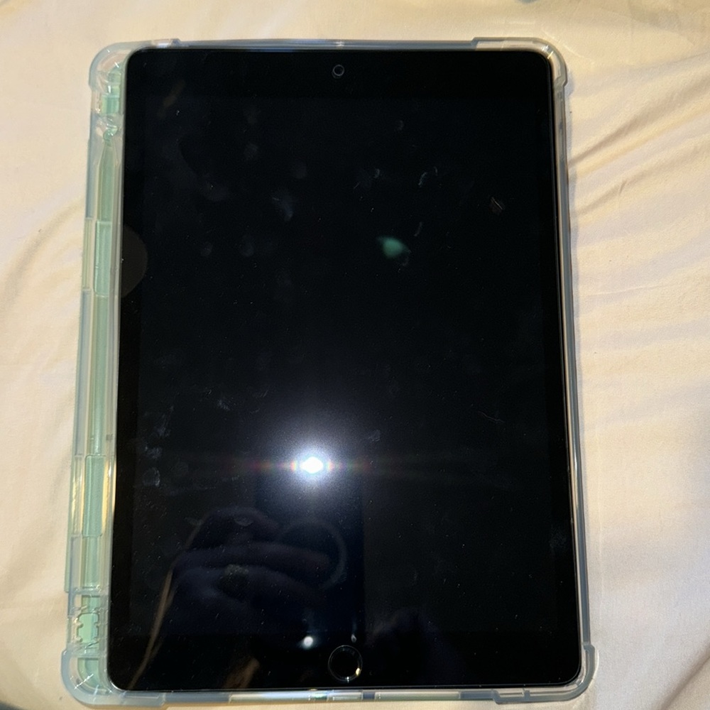 Apple iPad gen 9 Wi-Fi / cellular 64 GB brand new with case and accessories